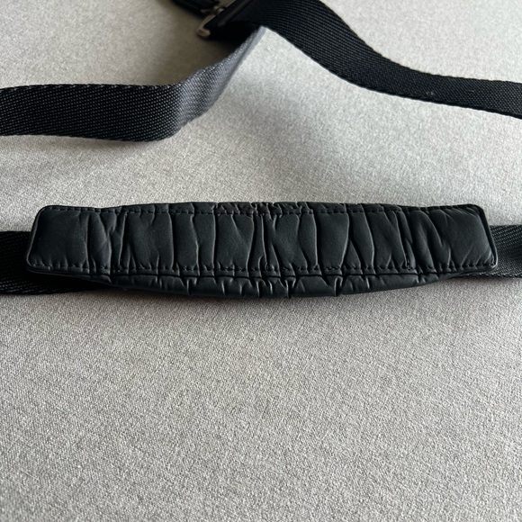 TUMI Strap- Black
Removable shoulder pad
Adjustable up to 45” inches - Picture 3 of 3